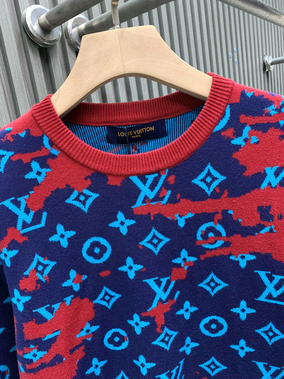 🅿️400 🀄️ Louis Vuitton Louis Vuitton 26ss🐍 new year's autumn and winter new camouflage gradient knitted sweater. It took 15 days to repair it stitch by stitch. It was repeatedly knitted and compared with the modified garments. Each code will change according to the letter positioning. The material is a fusion of two wools and a circle yarn. The wool yarn is a 60-count fine imitation yarn. The floral yarn is very difficult to dye. The minimum order quantity is 1 ton and the cycle is very long. I started coloring after buying the original version and adjusted the color 4 times. Different materials have different interweaving shrinkage rates to ensure that the size and positioning of the pattern remain unchanged. Various adjustments are needed. The surface has a three-dimensional effect. The blue part is very fluffy. The presbyopic part is flat. The yarn material is red, blue and light blue all-wool. The red part is special yarn 50 wool. Positioning of letters in the center of the body. Positioning of letters on the cuffs. Positioning of a row of letters above the hem. Positioning of collar letters. Weaving imported Stoll 12-needle machine. One piece of clothing takes 150 minutes. In the later stage, the hand-sewn plate needs to be positioned and aligned, and the strip output is very low. The washing water is washed with special additives to create a three-dimensional and high-end feeling. It is made according to the feel of the original version. Steam setting is made according to the original pattern and the template is set at high temperature. It will not shrink. Manual marking is fixed. Only one stitch is sewed. Quality inspection is done twice. Air is sucked to remove stray hairs.